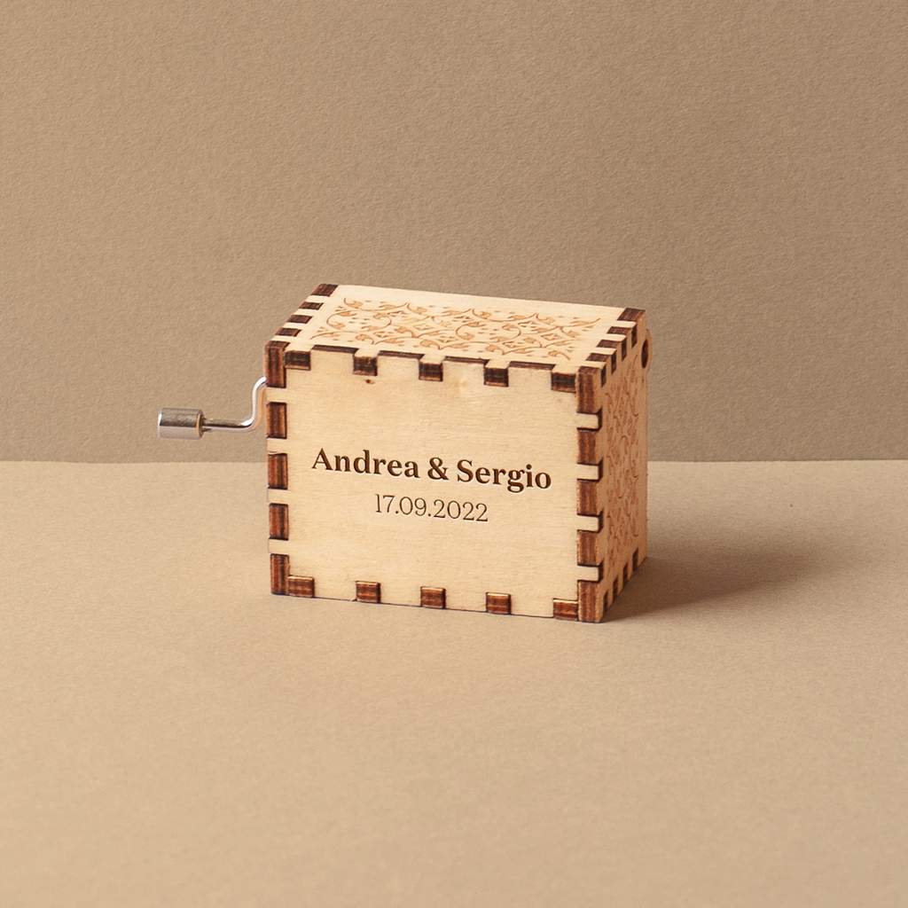 Caja musical de madera para bodas con avioneta y corazón